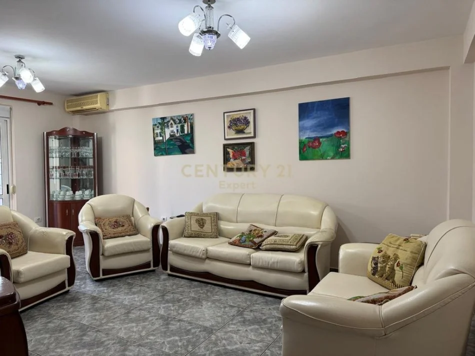 Tirane, jepet me qera apartament 1+1 Kati 4, 94 m² 600 € (ish blloku)