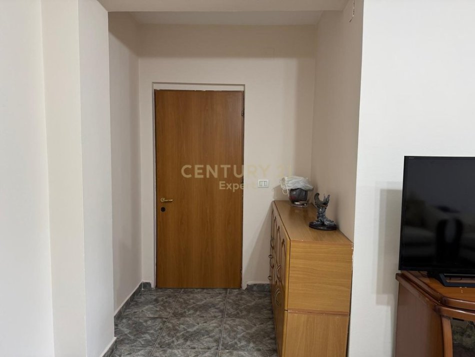 Tirane, jepet me qera apartament 1+1 Kati 4, 94 m² 600 € (Blloku)