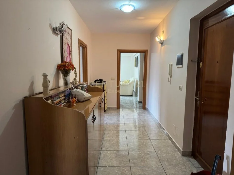 Tirane, jepet me qera apartament 1+1 Kati 4, 94 m² 600 € (ish blloku)