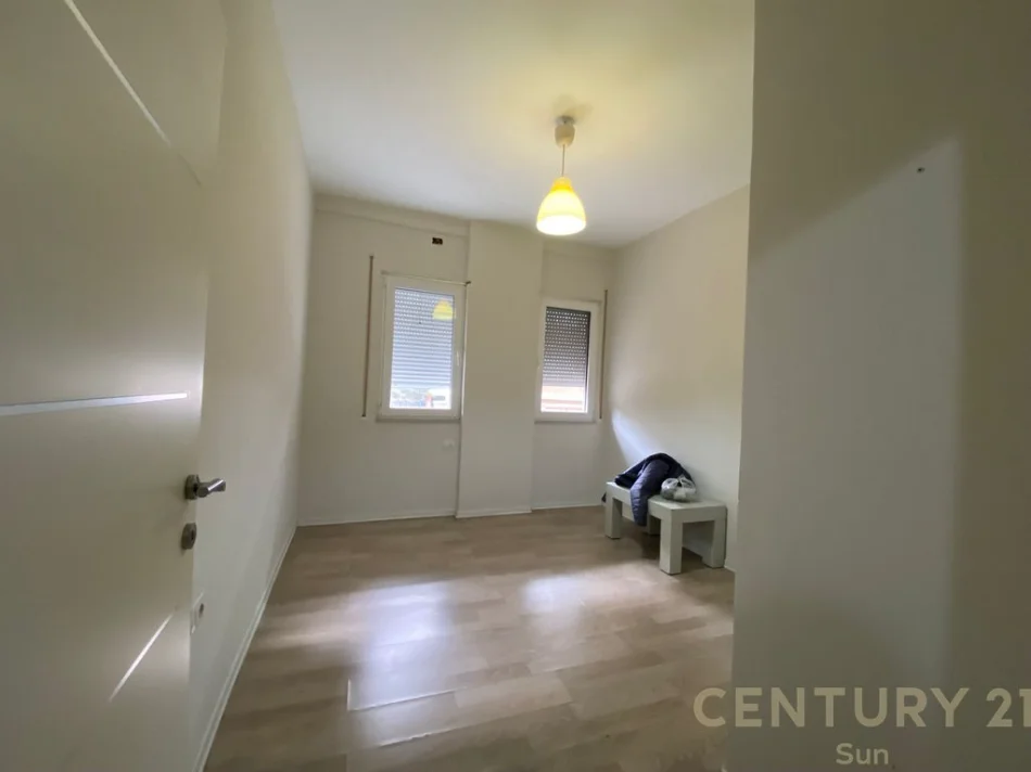 Tirane, jepet me qera apartament 2+1+Ballkon Kati 5, 94 m² 700 € (kodra e diellit)