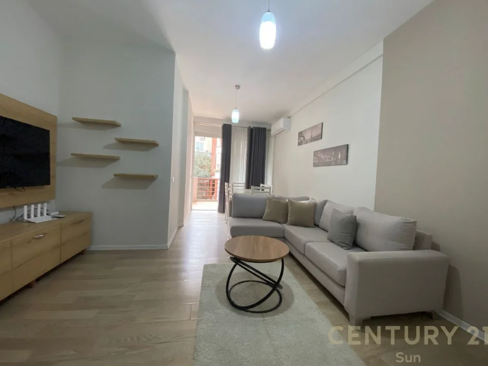 Tirane, jepet me qera apartament 2+1+Ballkon Kati 5, 94 m² 700 € (kodra e diellit)