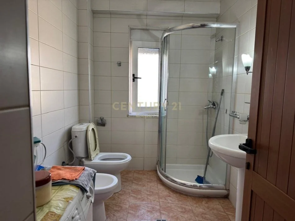 Tirane, jepet me qera apartament 1+1 Kati 4, 94 m² 600 € (ish blloku)