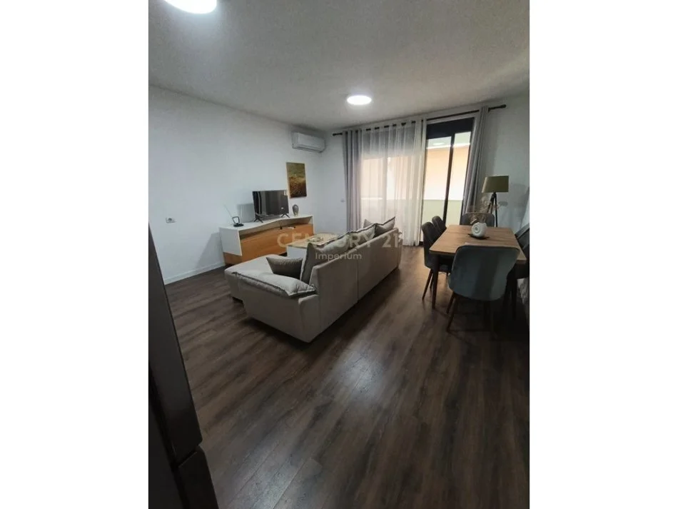 Tirane, jepet me qera apartament 3+1+Ballkon Kati 4, 126 m² 900 € (komuna e parisit)