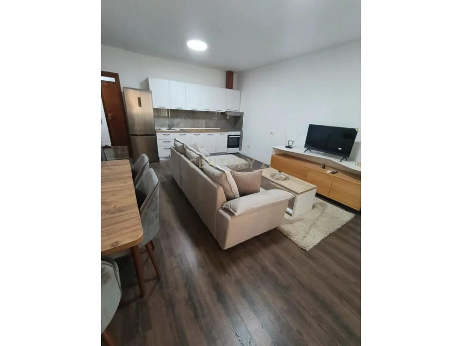Tirane, jepet me qera apartament 3+1+Ballkon Kati 4, 126 m² 900 € (komuna e parisit)