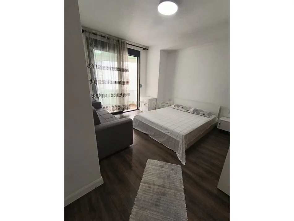 Tirane, jepet me qera apartament 3+1+Ballkon Kati 4, 126 m² 900 € (komuna e parisit)