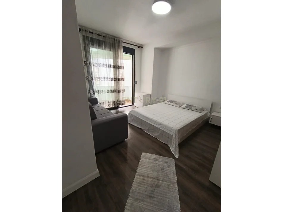 Tirane, jepet me qera apartament 3+1+Ballkon Kati 4, 126 m² 900 € (komuna e parisit)