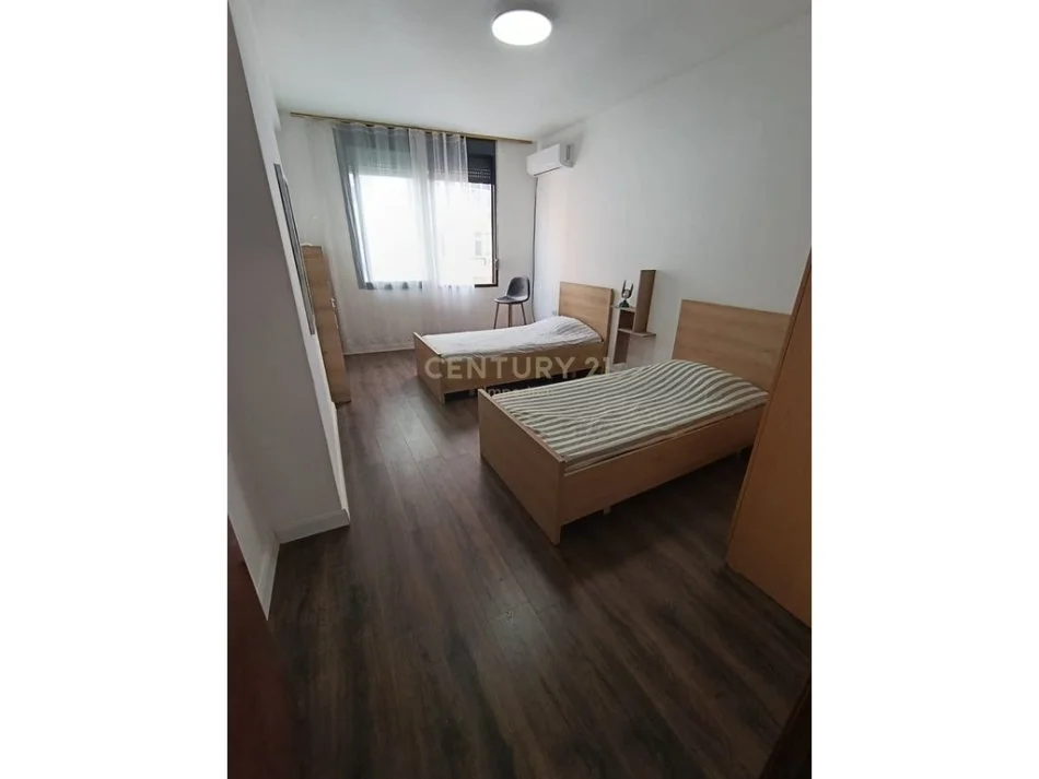 Tirane, jepet me qera apartament 3+1+Ballkon Kati 4, 126 m² 900 € (komuna e parisit)