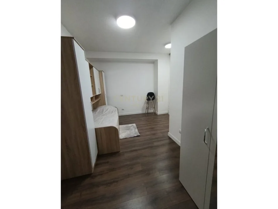 Tirane, jepet me qera apartament 3+1+Ballkon Kati 4, 126 m² 900 € (komuna e parisit)