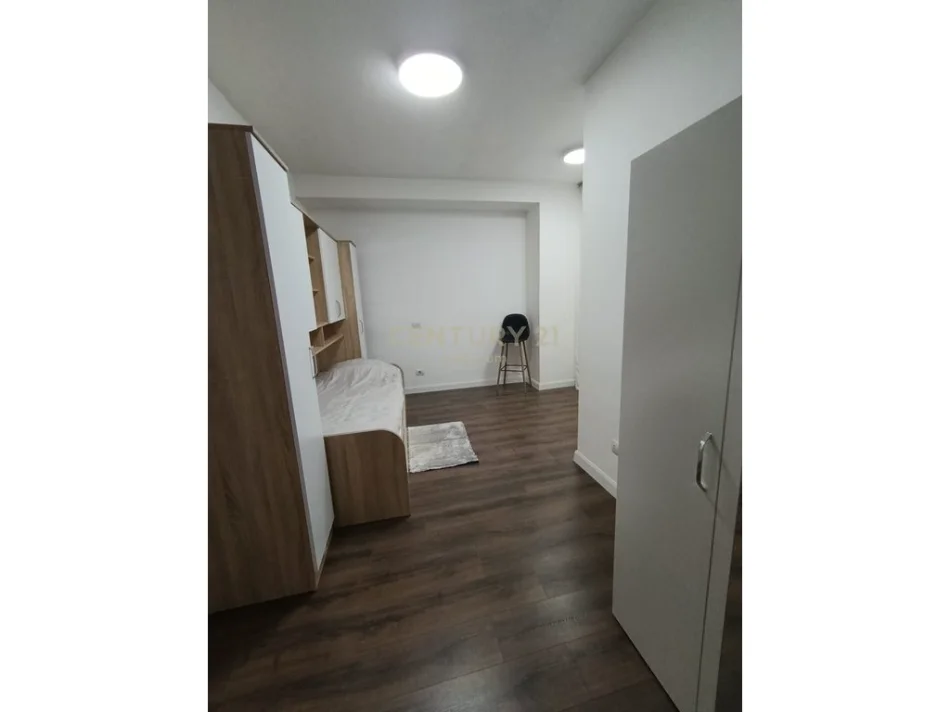 Tirane, jepet me qera apartament 3+1+Ballkon Kati 4, 126 m² 900 € (komuna e parisit)
