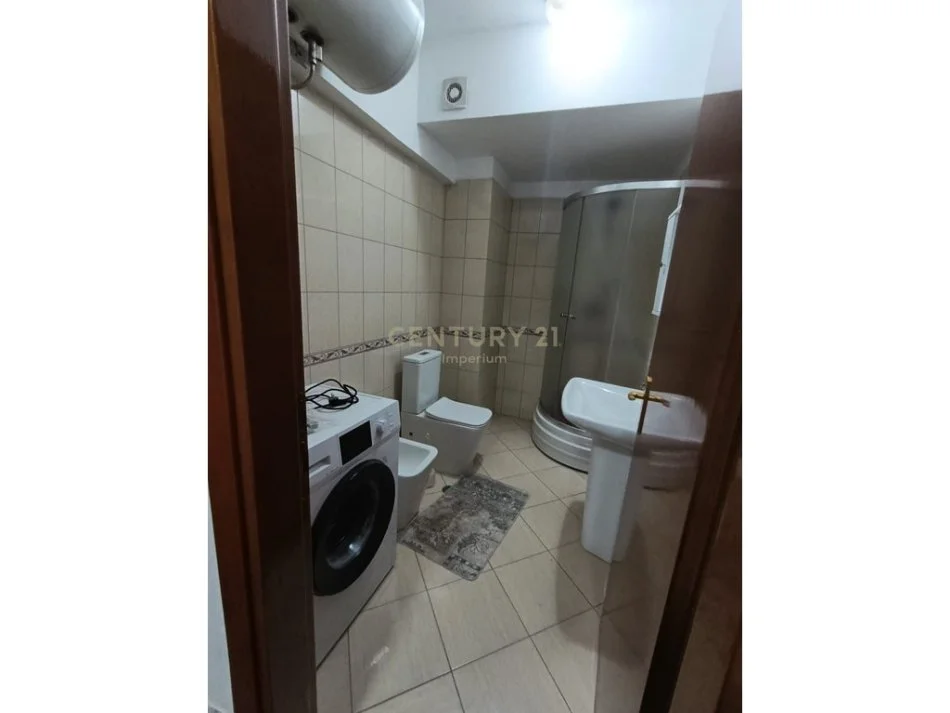 Tirane, jepet me qera apartament 3+1+Ballkon Kati 4, 126 m² 900 € (komuna e parisit)