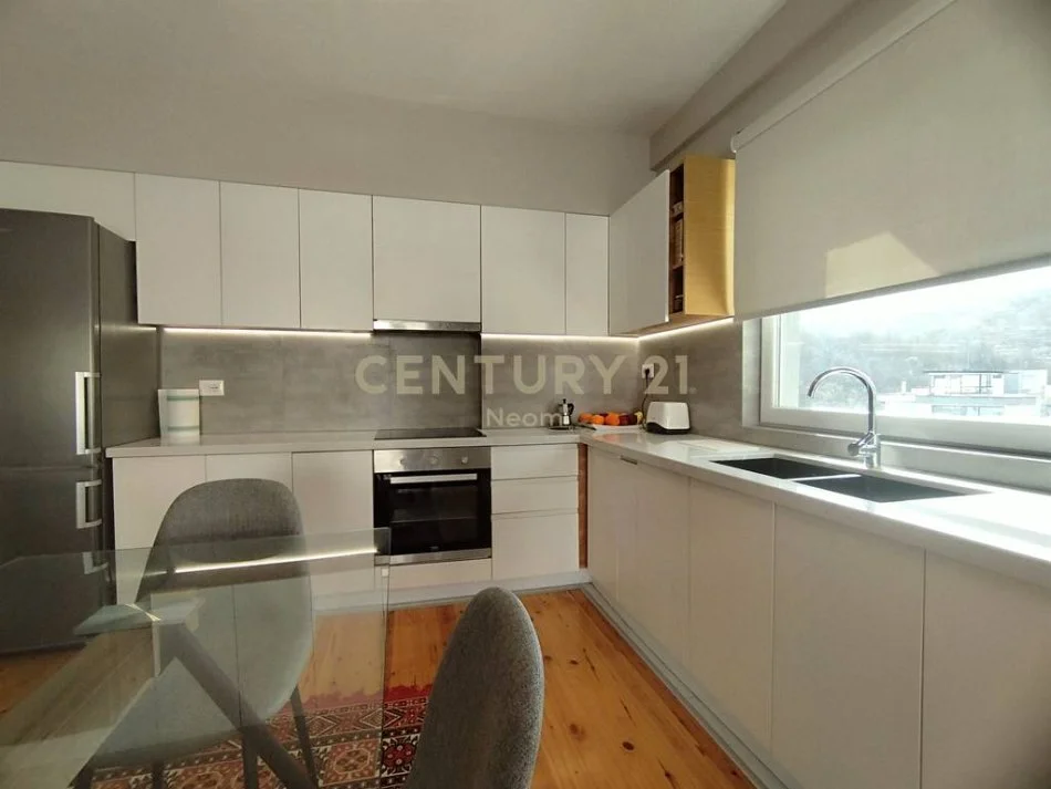 Tirane, jepet me qera apartament 3+1+Ballkon Kati 6, 120 m² 1.300 € (kopshti botanik)