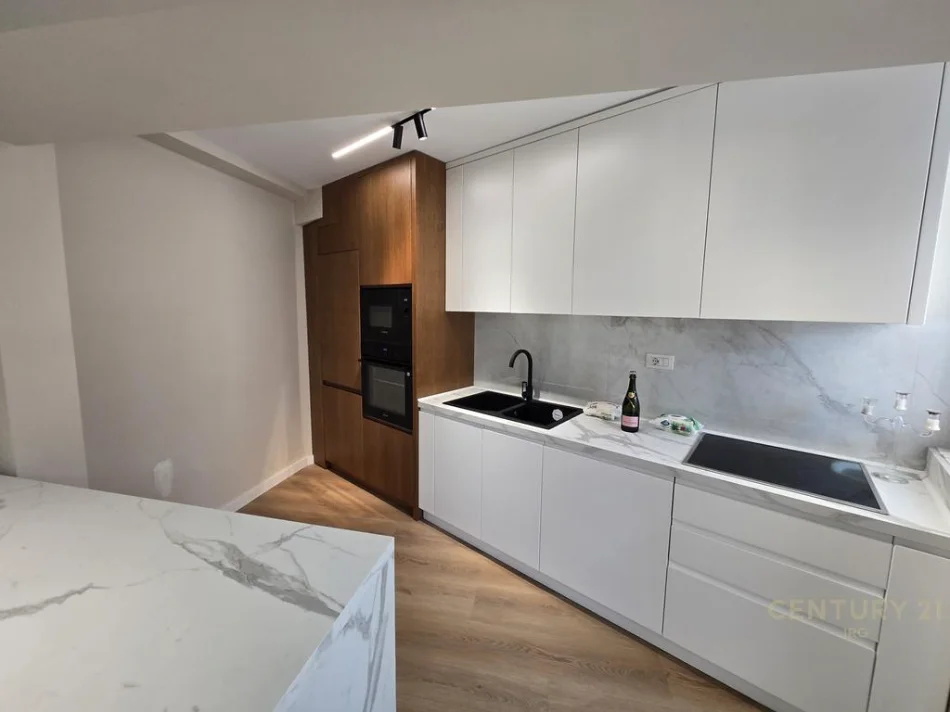 Tirane, jepet me qera apartament 2+1+Ballkon Kati 2, 98 m² 1.500 € (rruga e barrikadave)