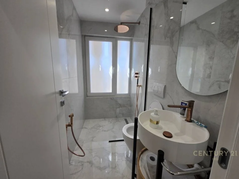 Tirane, jepet me qera apartament 2+1+Ballkon Kati 2, 98 m² 1.700 € (rruga e barrikadave)