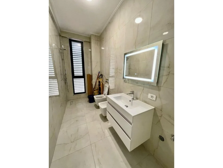 Tirane, jepet me qera apartament 2+1+Ballkon Kati 4, 100 m² 1.500 € (rruga e barrikadave)