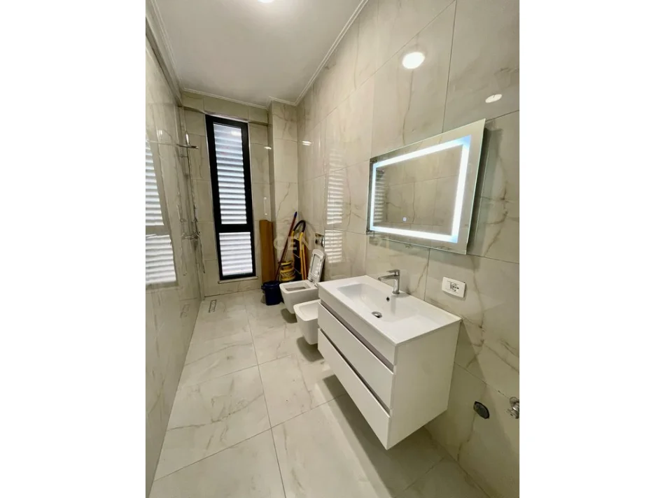 Tirane, jepet me qera apartament 2+1+Ballkon Kati 4, 100 m² 1.500 € (rruga e barrikadave)