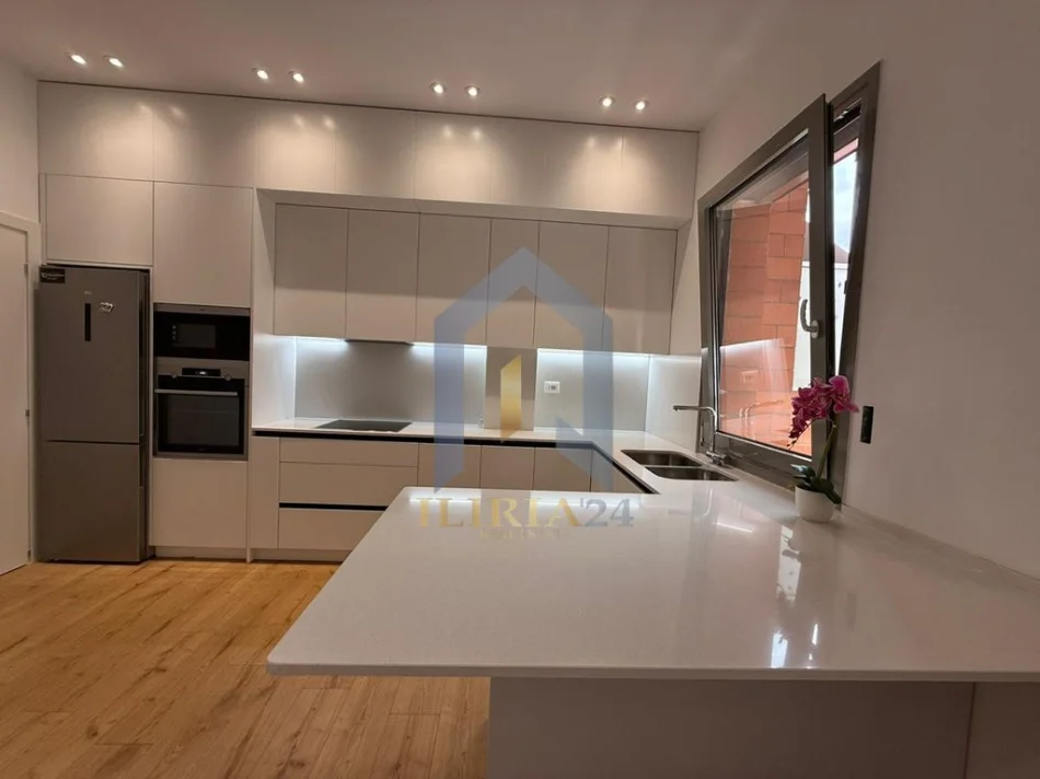 Tirane, jepet me qera apartament 2+1+Ballkon+POST PARKIMI  Kati 5, 101 m² 950 € (Apartament 2+1+POST PARKIMI me qira tek Kompleksi Orion Kinostudio)