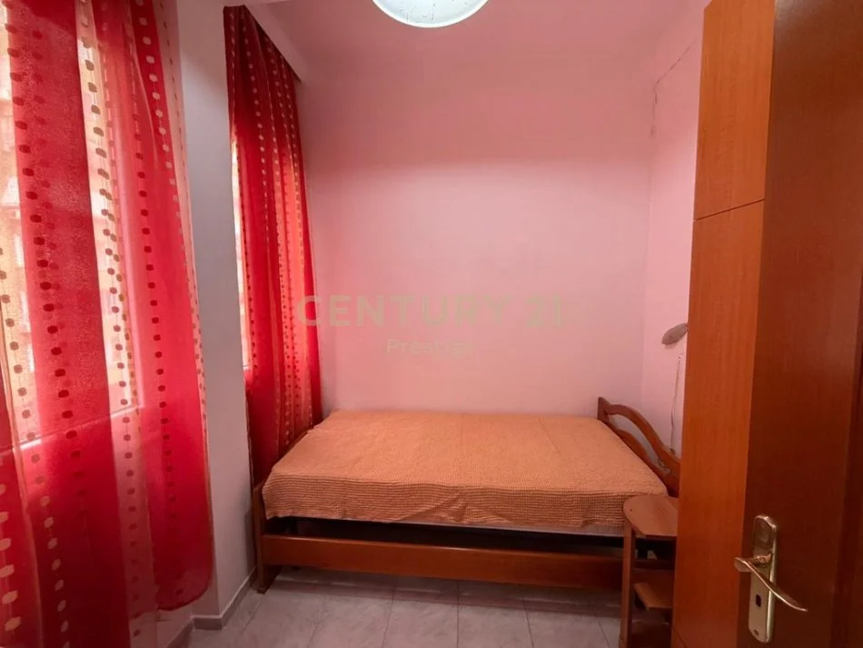 Tirane, jepet me qera apartament 2+1+Ballkon Kati 4, 100 m² 750 € (ish blloku pallatet agimi)
