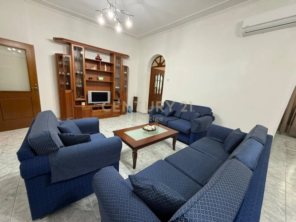 Tirane, jepet me qera apartament 2+1+Ballkon Kati 4, 100 m² 750 € (ish blloku pallatet agimi)