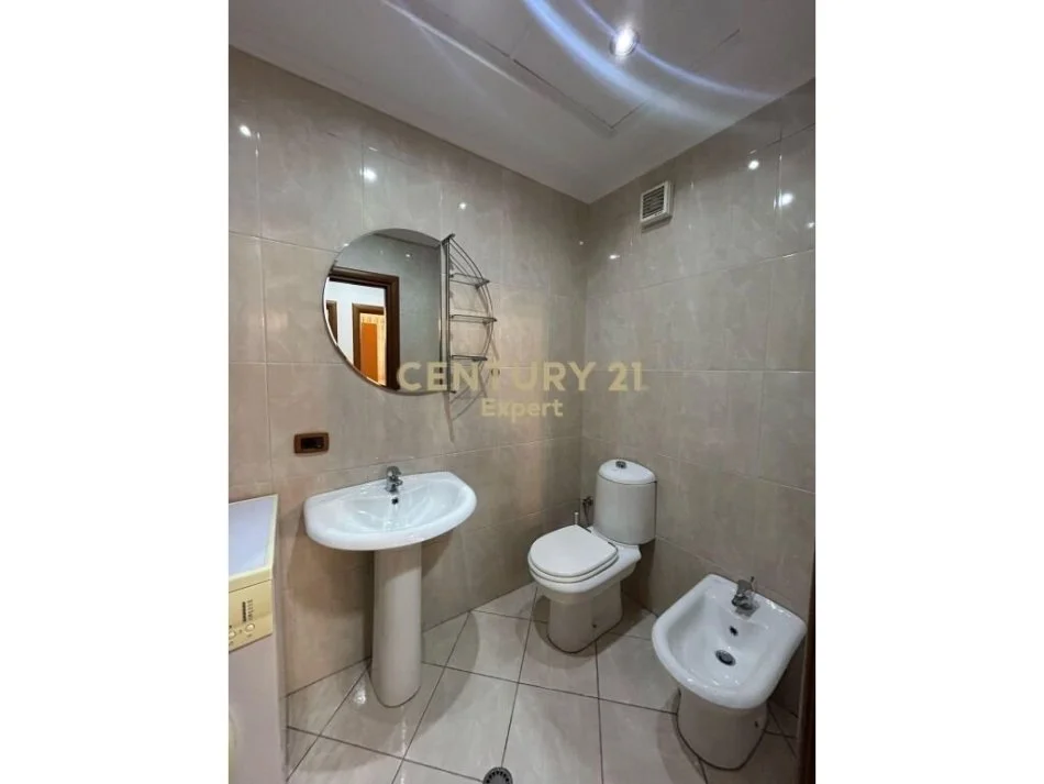 Tirane, jepet me qera apartament 2+1+Ballkon Kati 5, 112 m² 800 € (21 dhjetori)