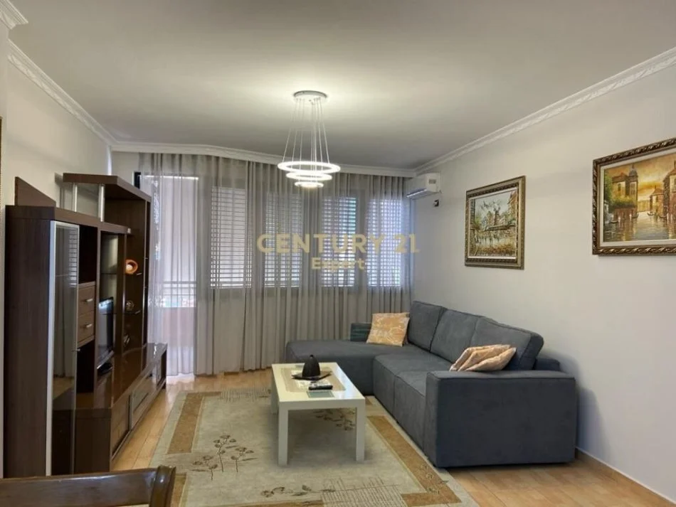 Tirane, jepet me qera apartament 2+1+Ballkon Kati 5, 112 m² 800 € (21 dhjetori)