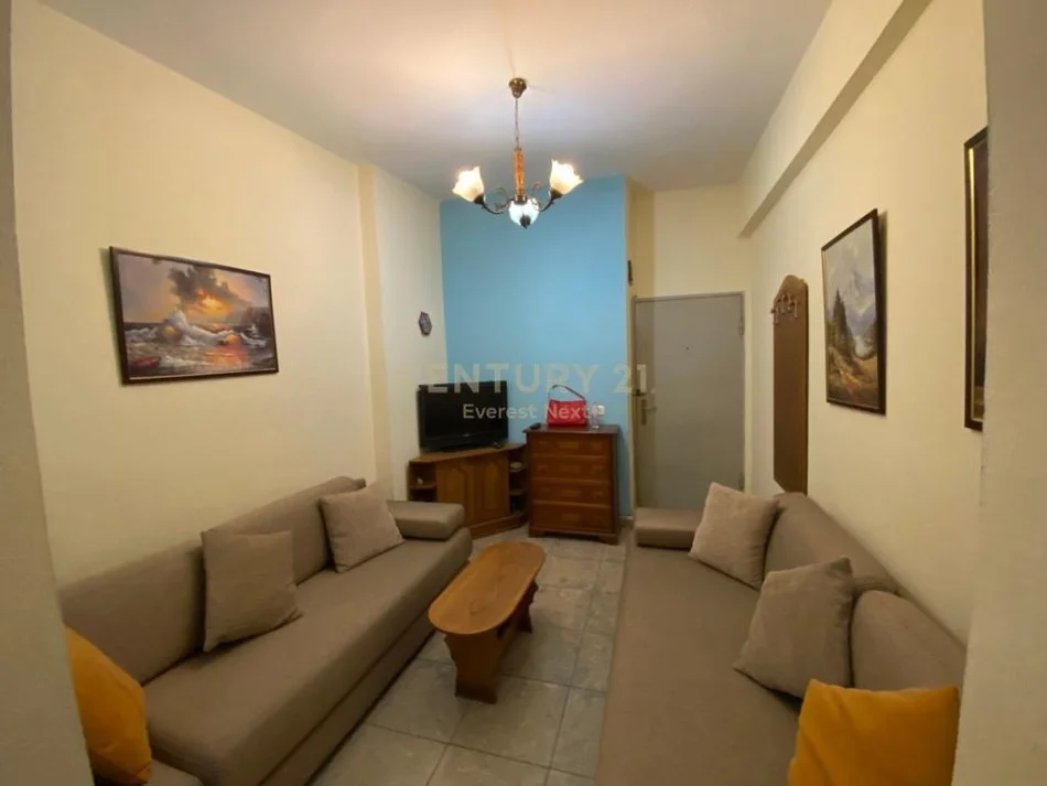 Tirane, jepet me qera apartament 1+1 Kati 4, 40 m² 500 € (ish blloku)