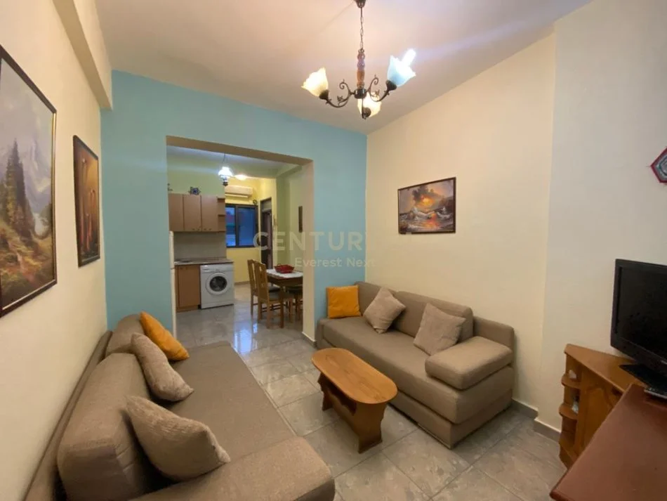 Tirane, jepet me qera apartament 1+1 Kati 4, 40 m² 500 € (ish blloku)