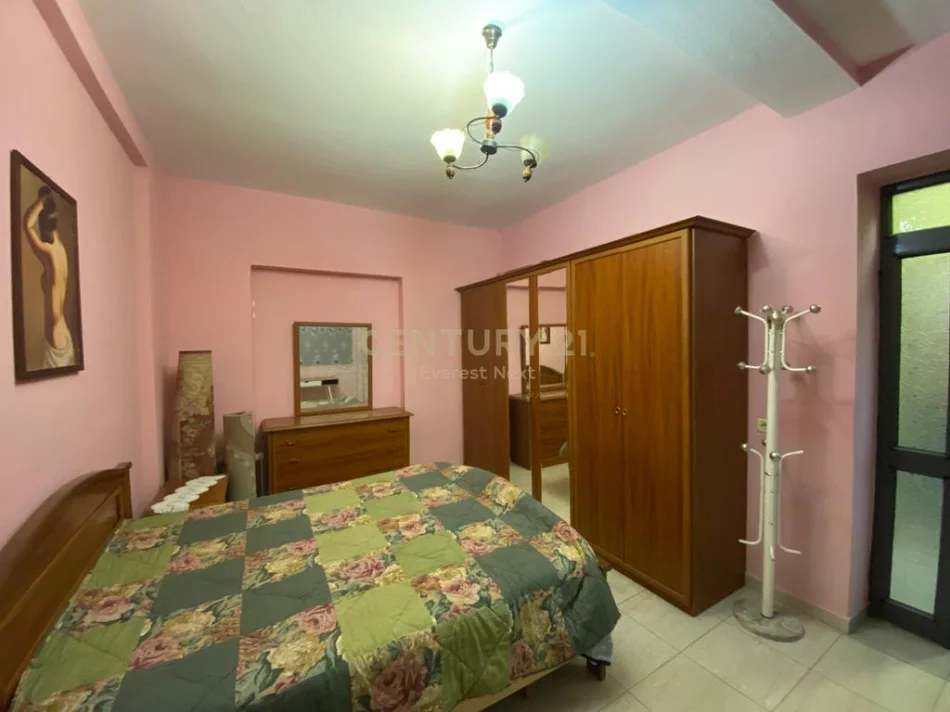 Tirane, jepet me qera apartament 1+1 Kati 4, 40 m² 500 € (ish blloku prane vesa center)
