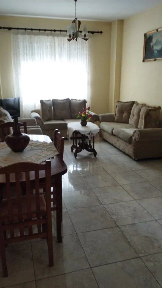 Tirane, jepet me qera apartament 2+1+2+Ballkon Kati 5, 97 m² 450 € (Terminali)