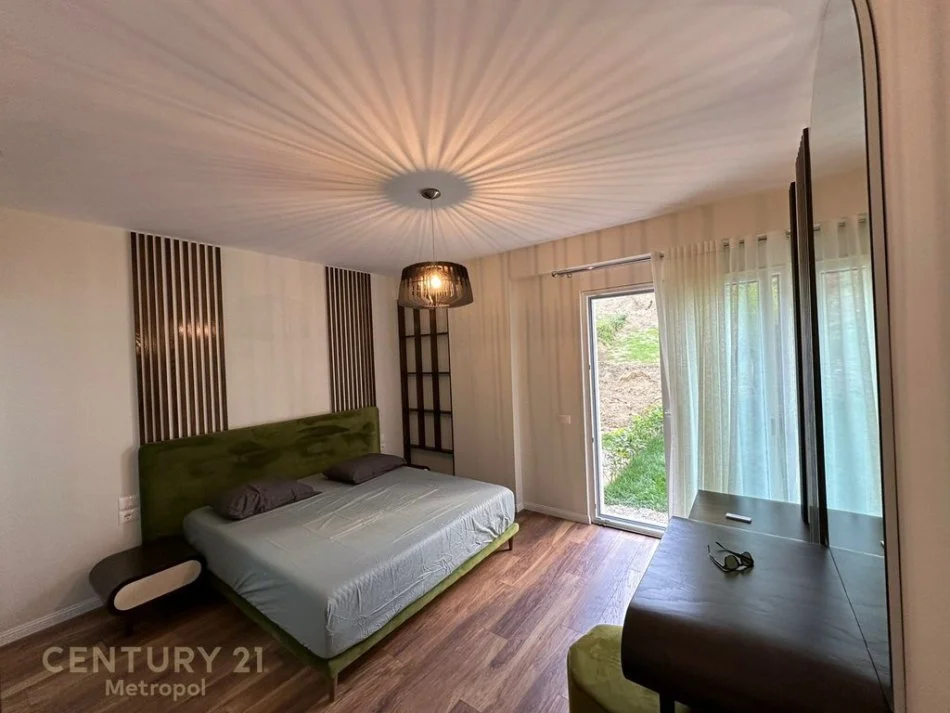 Tirane, jepet me qera apartament 2+1 Kati 1, 100 m² 1.300 € (Liqeni i Thate)