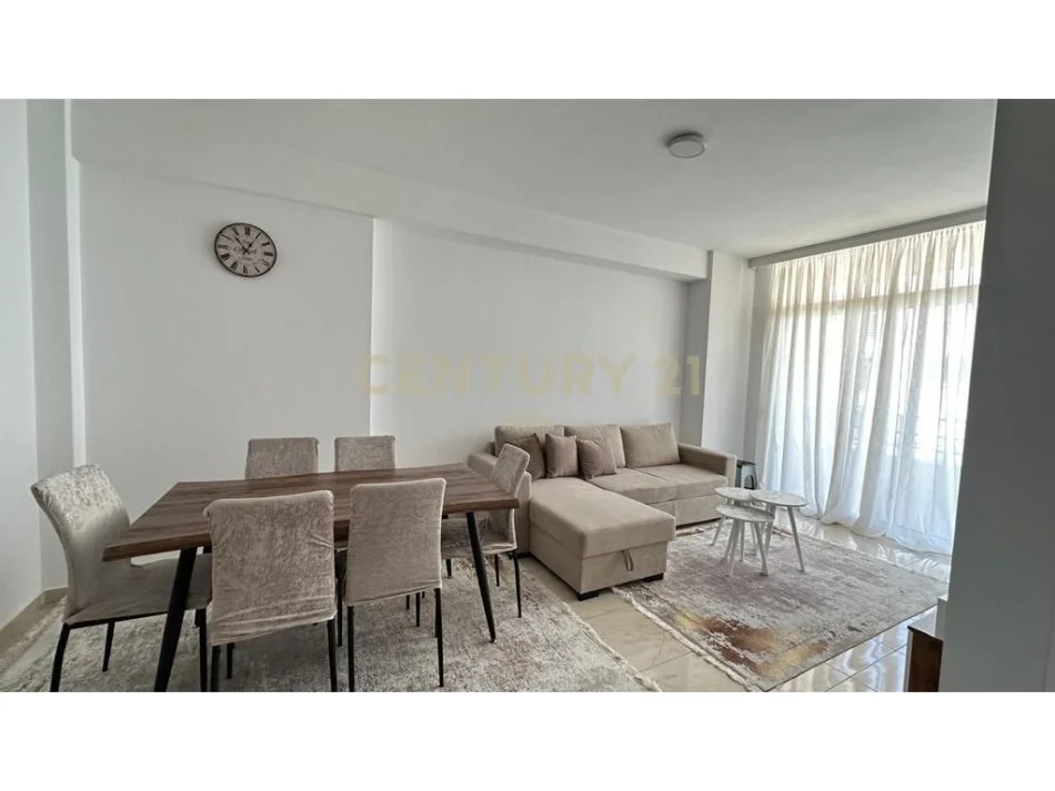 Tirane, jepet me qera apartament 2+1+Ballkon Kati 7, 90 m² 450 € (astir)