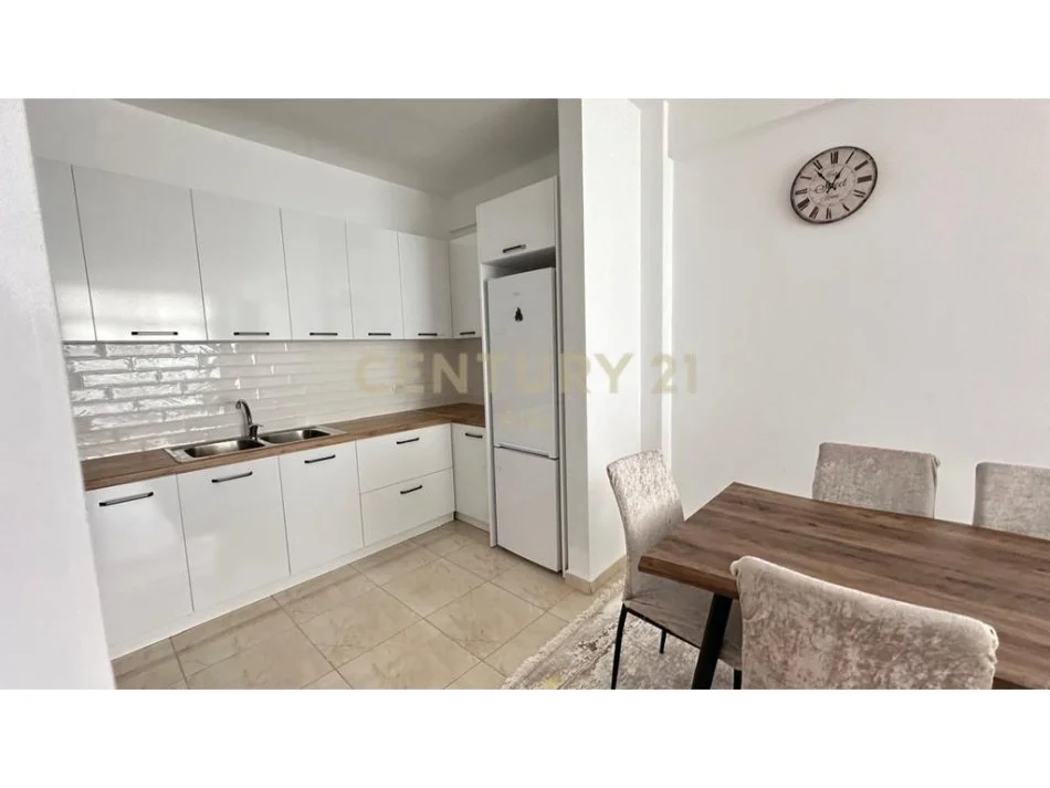 Tirane, jepet me qera apartament 2+1+Ballkon Kati 7, 90 m² 450 € (astir)