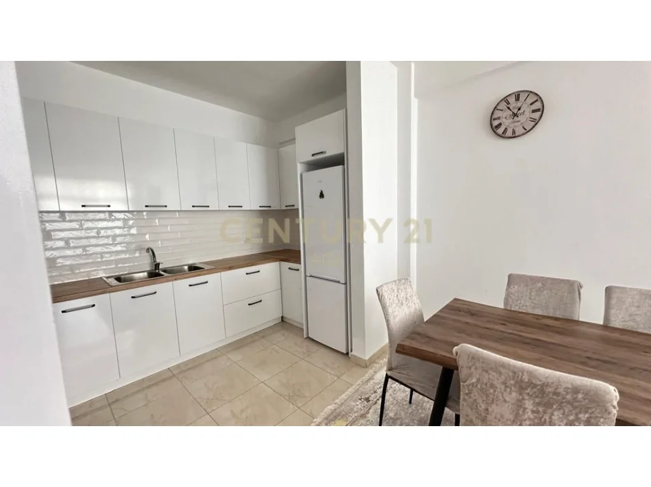 Tirane, jepet me qera apartament 2+1+Ballkon Kati 7, 90 m² 450 € (astir)