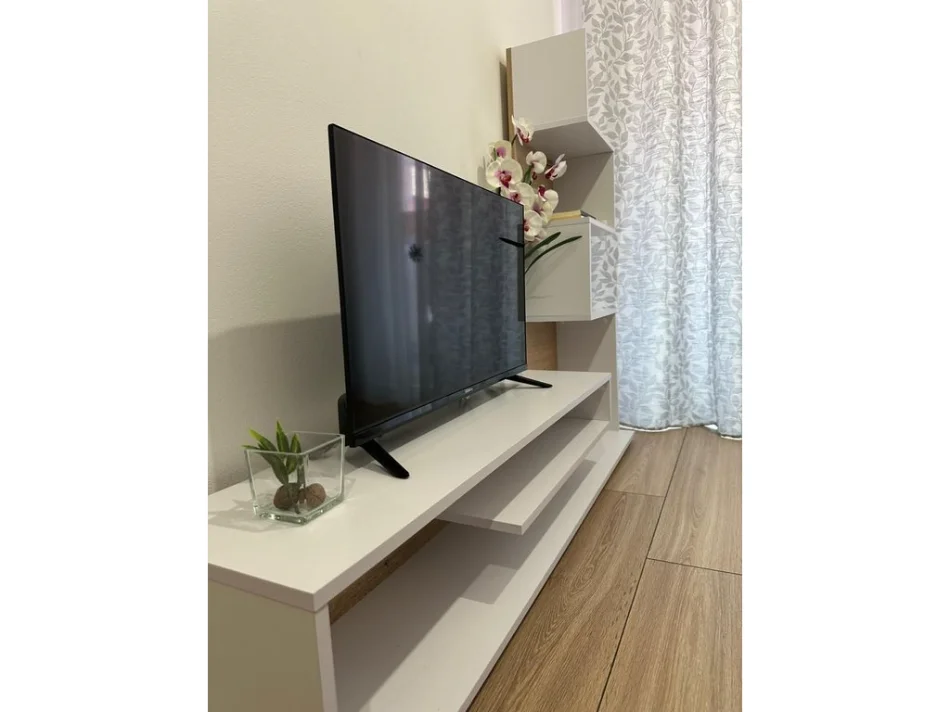 Tirane, jepet me qera apartament 1+1 Kati 8, 45 m² 400 € (Ali Demi)