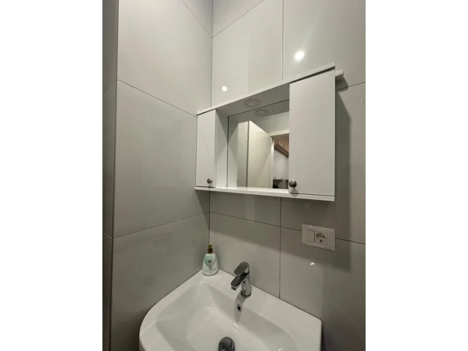 Tirane, jepet me qera apartament 1+1 Kati 8, 400 € 