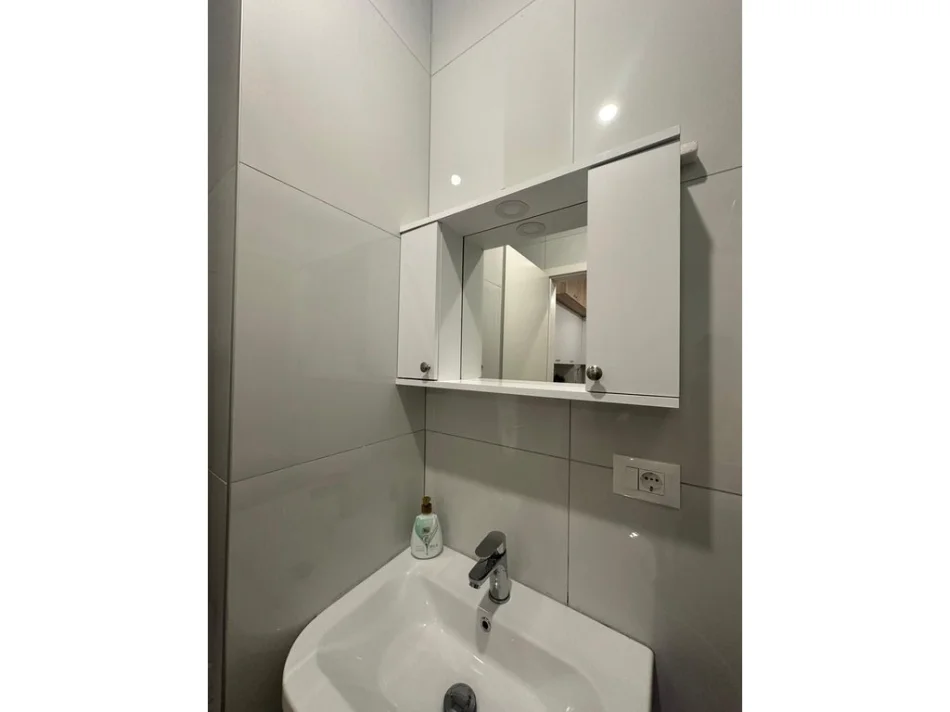Tirane, jepet me qera apartament 1+1 Kati 8, 45 m² 400 € (Ali Demi)