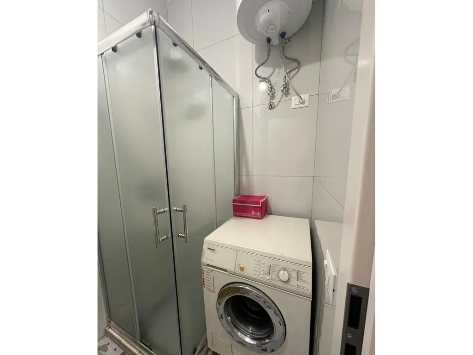 Tirane, jepet me qera apartament 1+1 Kati 8, 45 m² 400 € (Ali Demi)