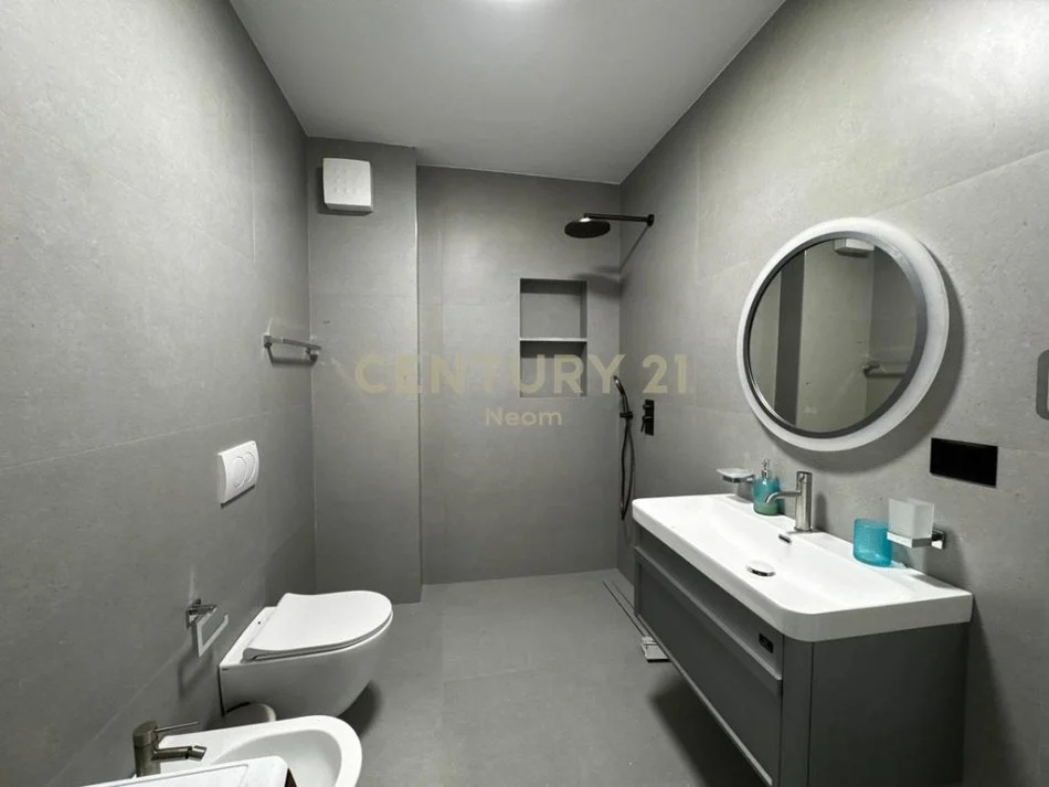 Tirane, jepet me qera apartament 1+1+Ballkon Kati 6, 78 m² 750 € (pazari i ri)
