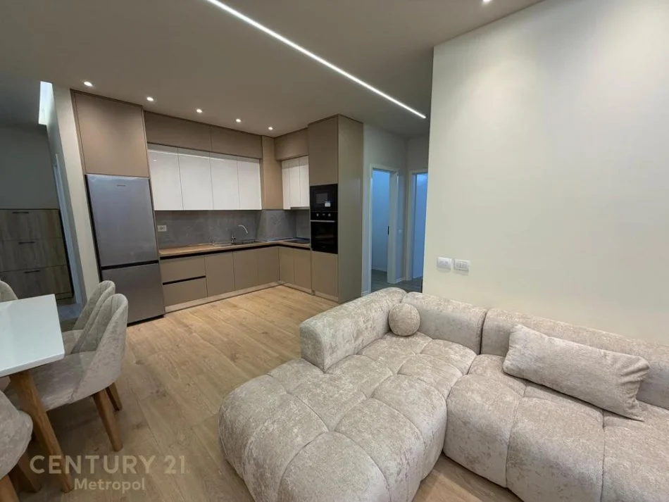 Tirane, jepet me qera apartament 2+1+Ballkon Kati 4, 95 m² 750 € (siri kodra)