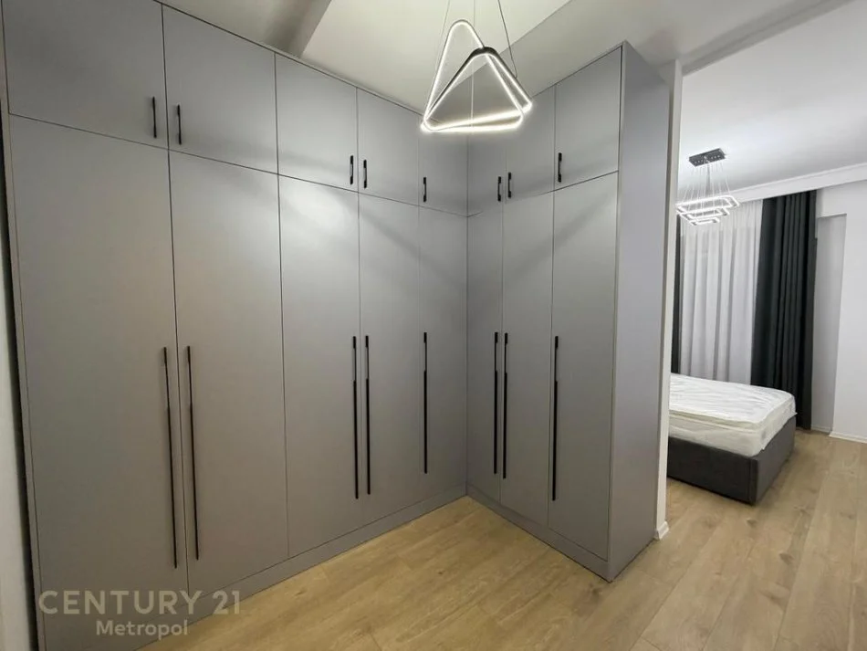 Tirane, jepet me qera apartament 2+1+Ballkon Kati 4, 95 m² 750 € (siri kodra)