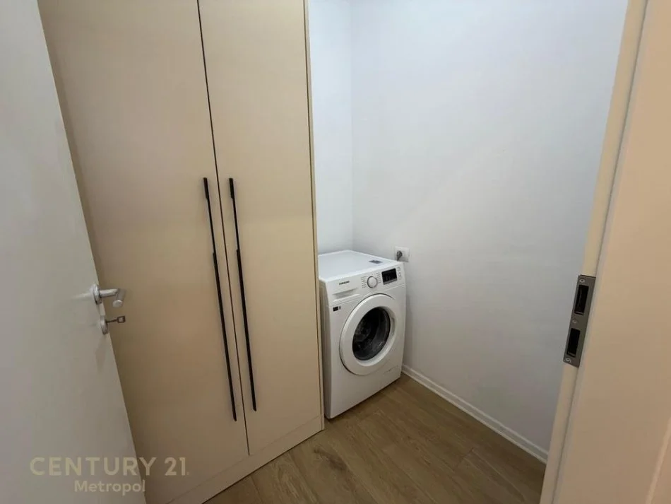 Tirane, jepet me qera apartament 2+1+Ballkon Kati 4, 95 m² 750 € (siri kodra)