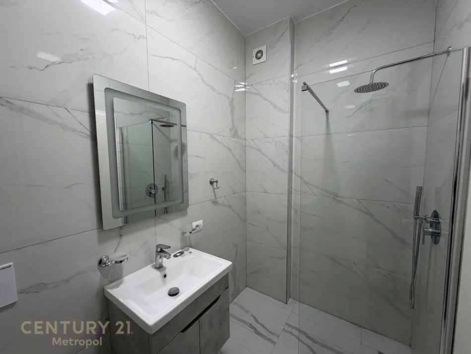 Tirane, jepet me qera apartament 2+1+Ballkon Kati 4, 95 m² 750 € (siri kodra)