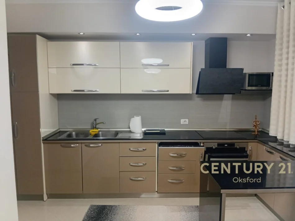 Tirane, jepet me qera apartament 2+1+Ballkon Kati 7, 80 m² 770 € (kompleksi magnet)