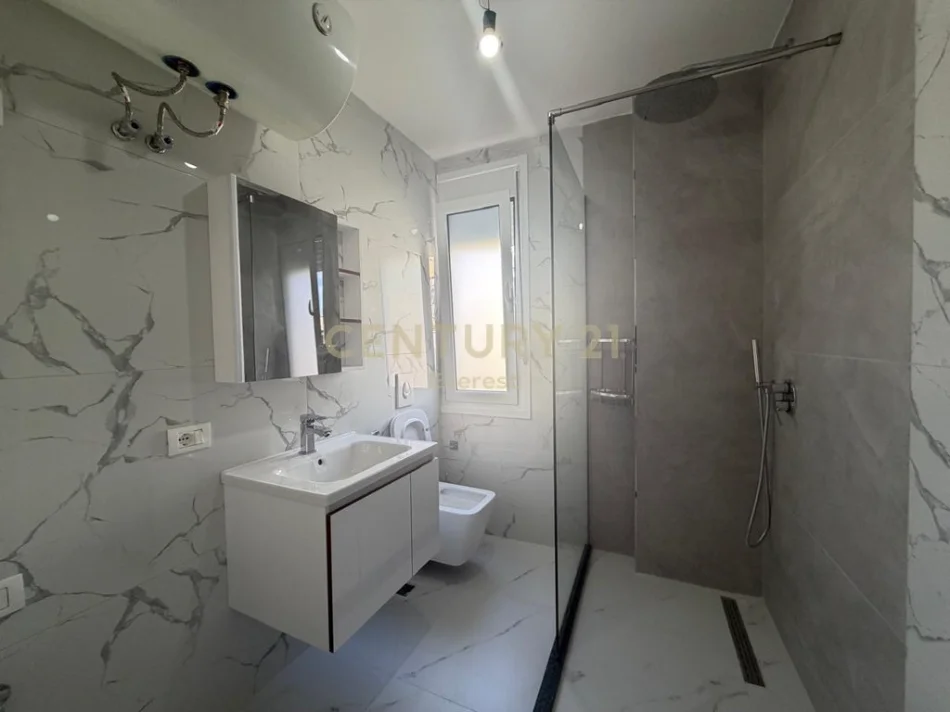 Tirane, jepet me qera apartament 2+1+Ballkon Kati 5, 89 m² 850 € (pallati me shigjeta)