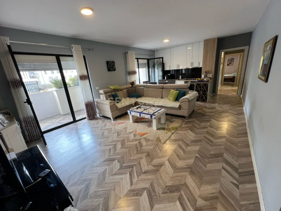 Tirane, jepet me qera apartament 2+1 , 135 m² 189.000 € (5maji)