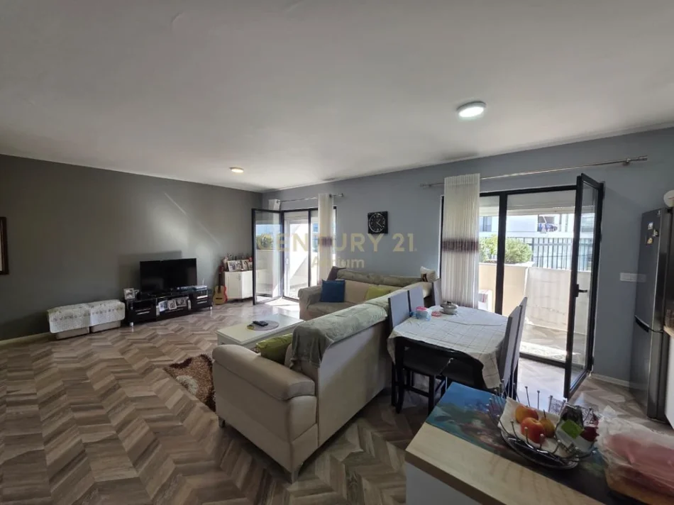 Tirane, jepet me qera apartament 2+1 , 135 m² 189.000 € (5maji)