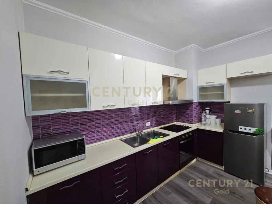 Tirane, jepet me qera apartament 2+1+Aneks+Ballkon Kati 5, 110 m² 850 € (rruga e barrikadave)