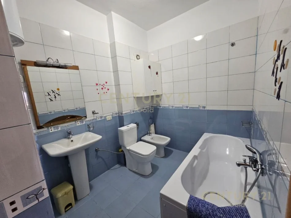 Tirane, jepet me qera apartament 2+1+Aneks+Ballkon Kati 5, 110 m² 850 € (rruga e barrikadave)