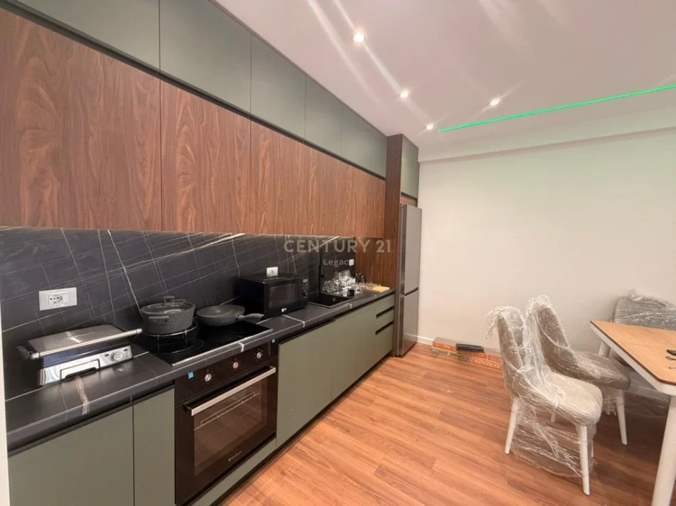 Tirane, jepet me qera apartament 2+1+Ballkon Kati 2, 90 m² 850 € (xhamlliku)