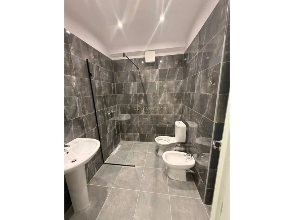 Tirane, jepet me qera apartament 2+1+Ballkon Kati 2, 90 m² 850 € (xhamlliku)
