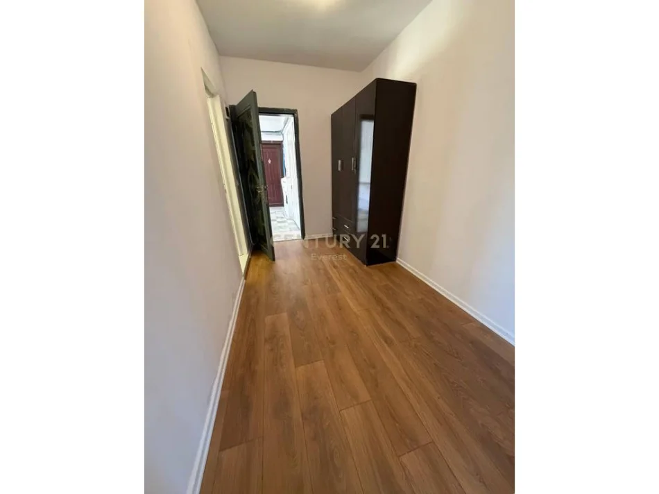 Tirane, shitet apartament 1+1 Kati 5, 58 m² 93.000 € (Oxhak)